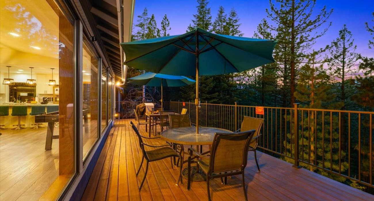 A luxury log cabin deck overlooking the Great Smoky Mountains, perfect for those looking to book direct cabin rentals Gatlinburg
